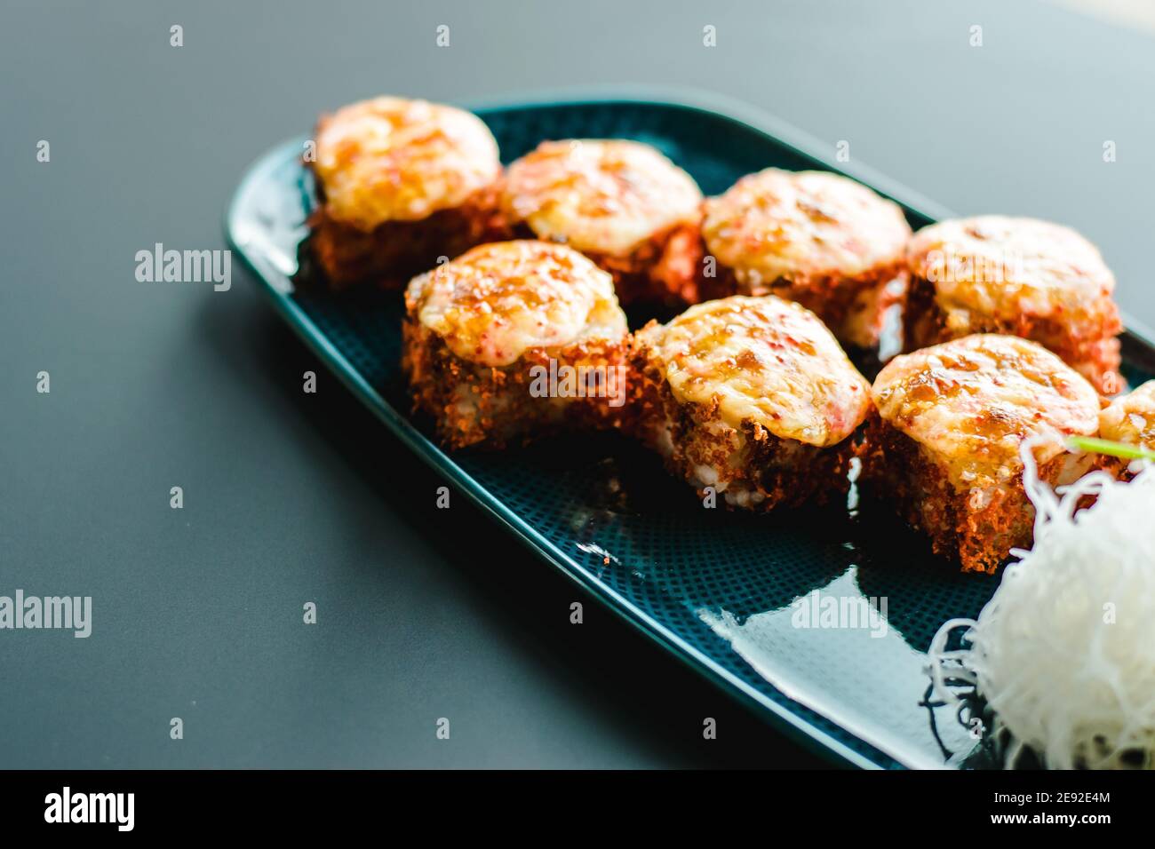 Maki und Nigiri Sushi-Vielfalt mit Lachs, Garnelen, Avocado und Thunfisch in einem Sushi-Restaurant Stockfoto