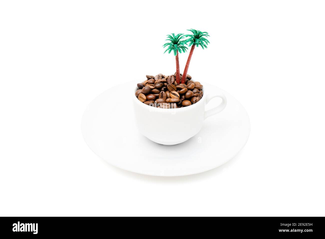 Nachahmung einer exotischen Insel mit Palmen in einem Kaffeetasse Stockfoto