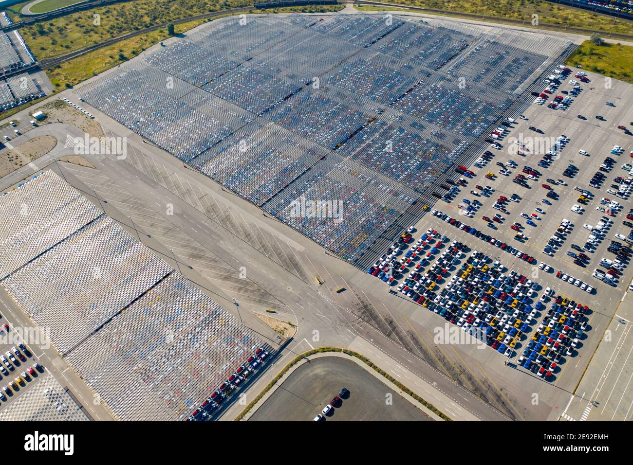 Luftaufnahme des riesigen Lagerplatzes mit neuen Autos in europa Stockfoto