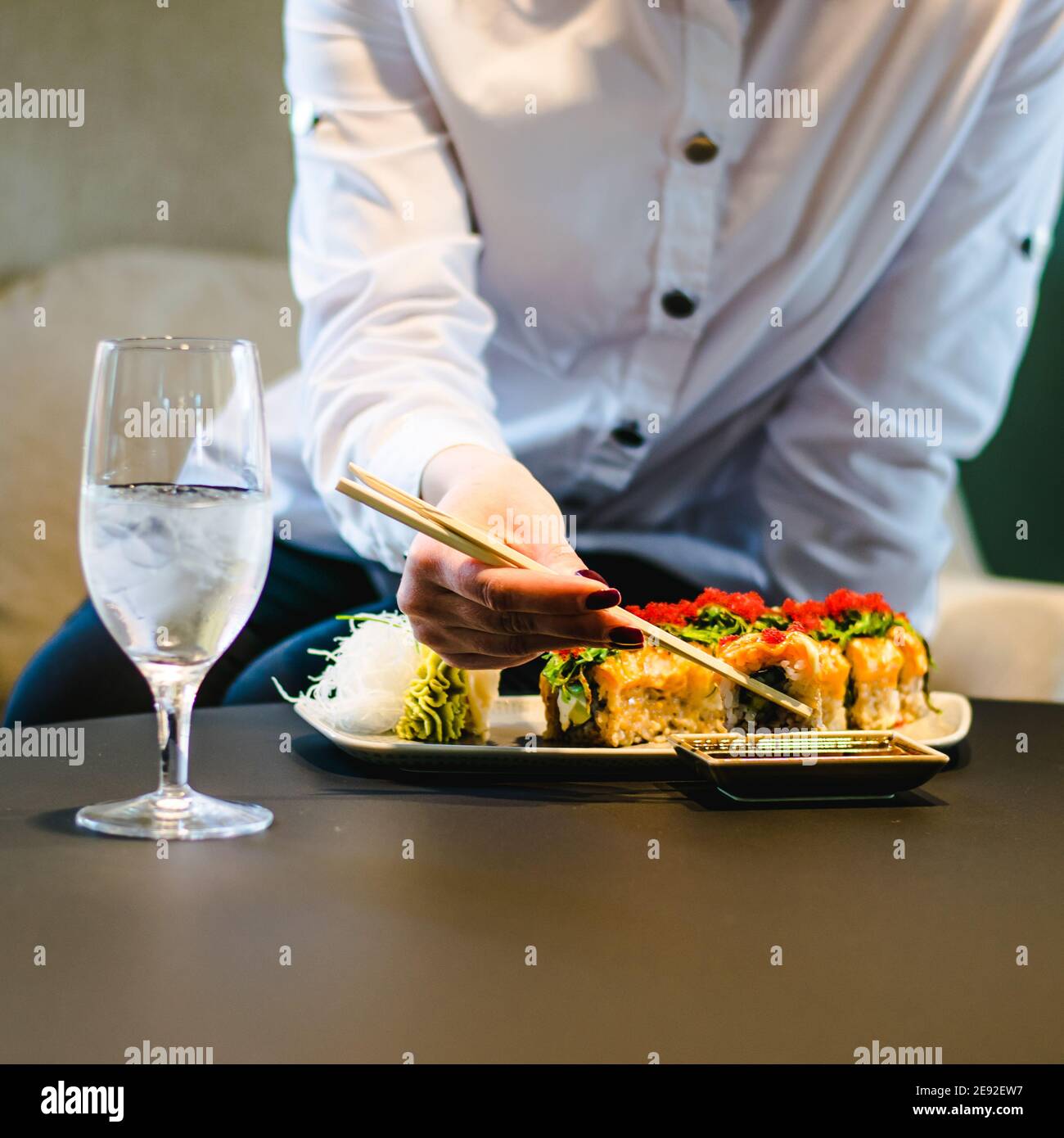 Frau, die Sushi in einem Restaurant isst Stockfoto