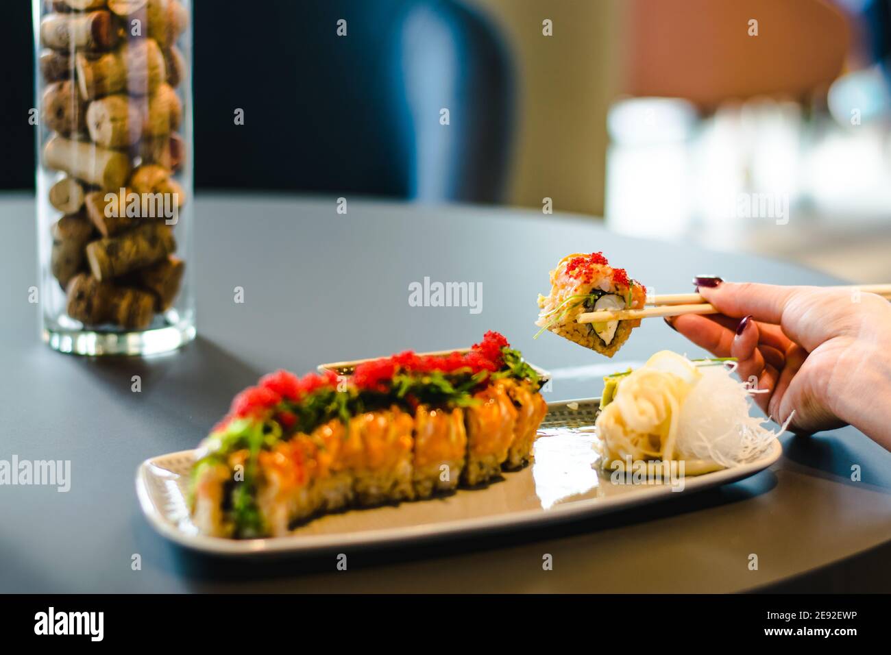 Frau, die Sushi in einem Restaurant isst Stockfoto