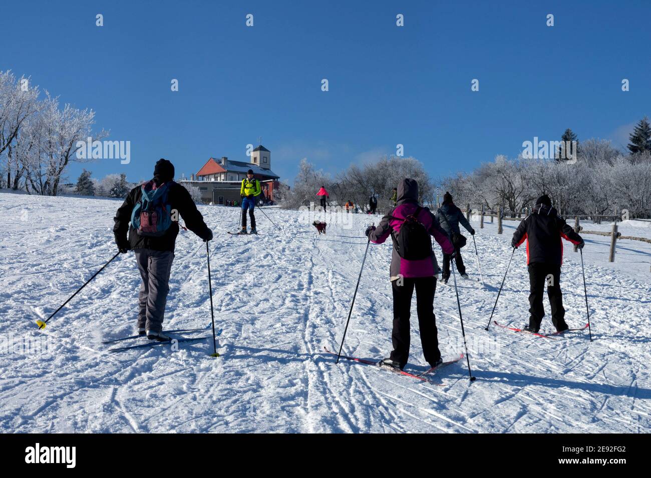 Erzgebirge Winter Erzgebirge Komari Vizka (Muckeberg) Langlaufen Menschen Stockfoto