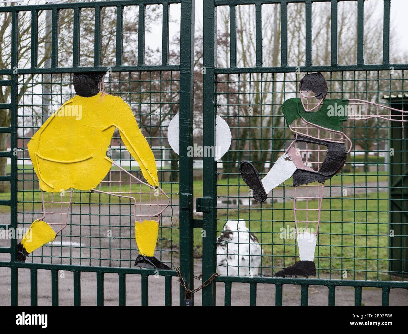 Eingangstore zum Westbury United Football Club, in dem die Spieler Skulpturen bemalt haben. Stockfoto