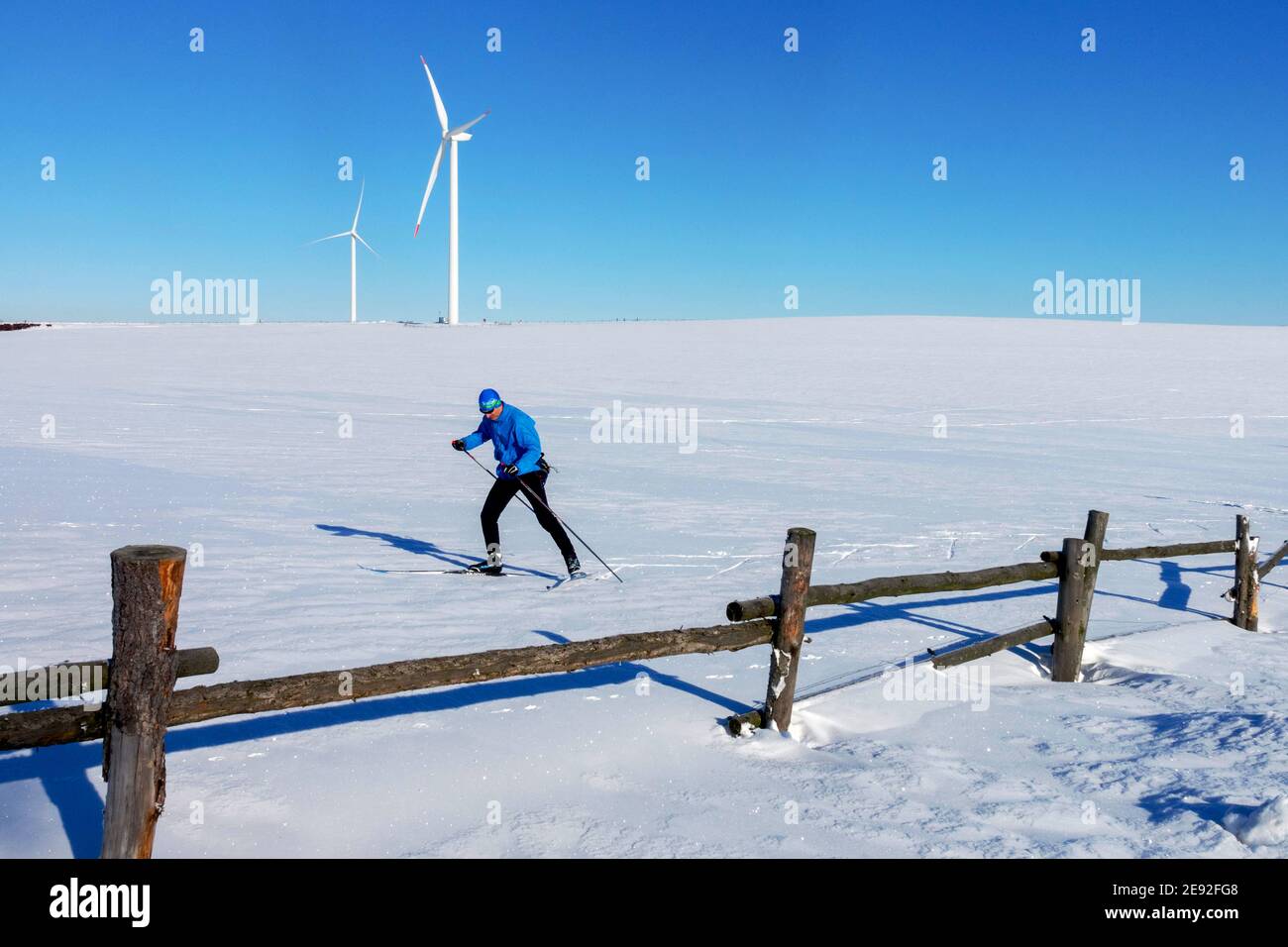 Mann Langlaufen in verschneiten Landschaft Erzgebirge Tschechisch Republik Stockfoto
