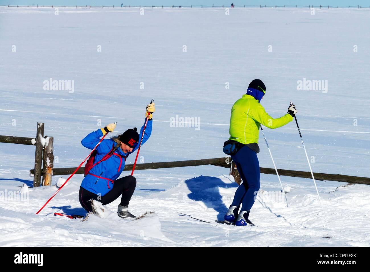 Aktive Menschen, Mann Frau Langlaufen Tschechien Winter Stockfoto