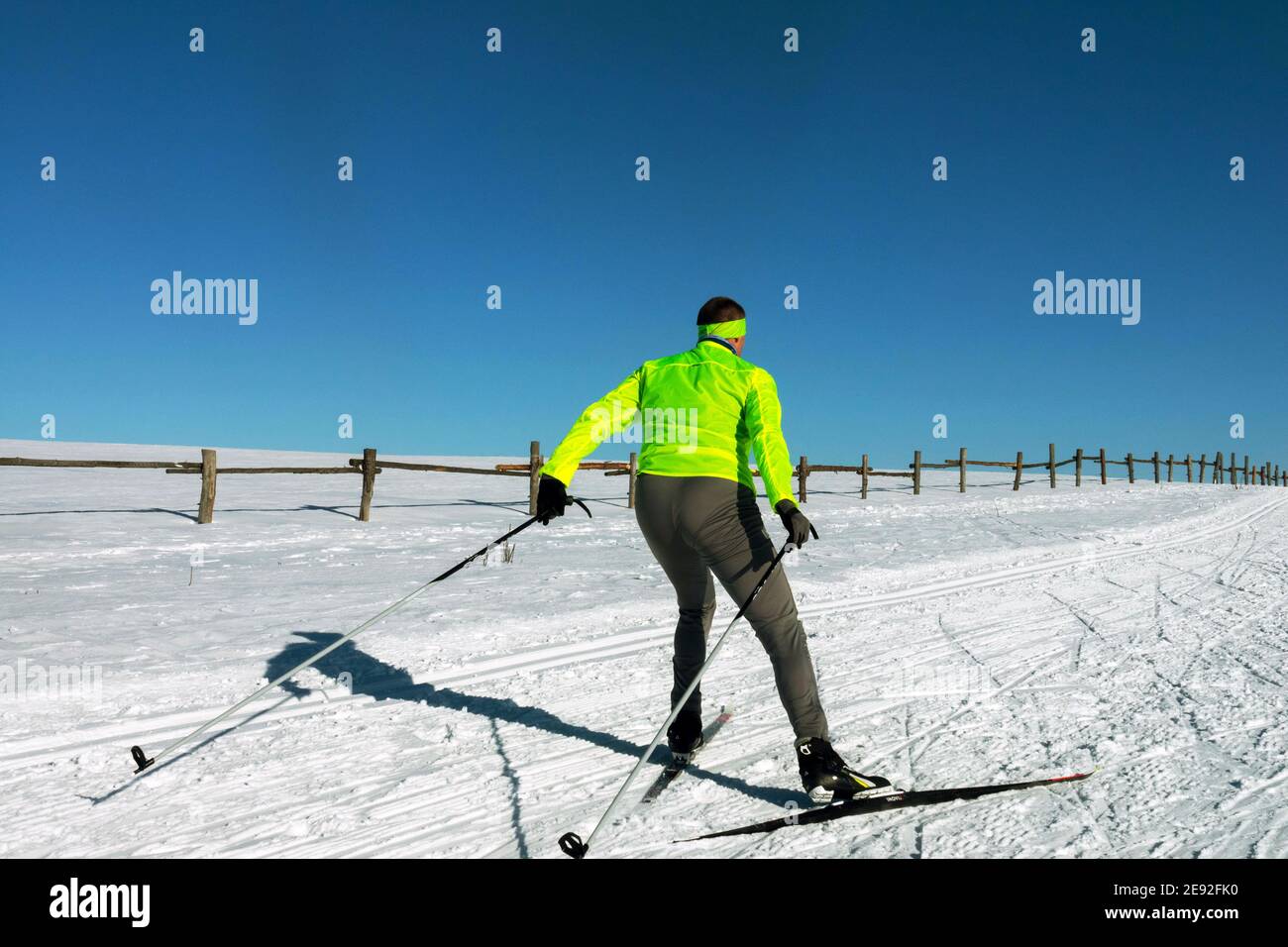 Ein Skilanglauf auf der Strecke, man Skifahren in einer sonnigen Landschaft, Tschechische Republik Berge Stockfoto