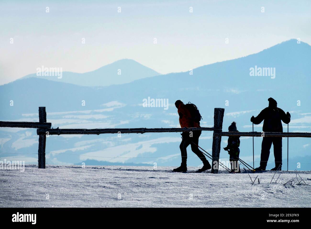 Silhouetten von drei Langläufer in der Schneelandschaft Tschechisch Republic Mountains Stockfoto