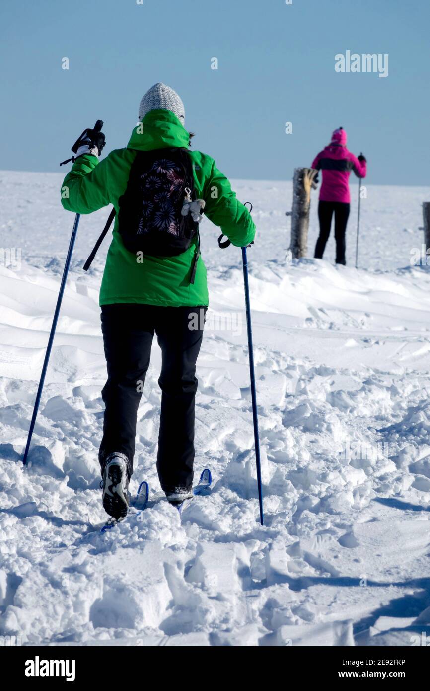 Zwei Frauen Skilanglauf-Frau Skifahrerin Frau, die in der Winterszene auf dem Land läuft Stockfoto