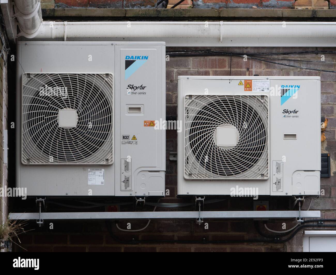 Klimaanlagen an der Außenseite eines Gebäudes in Westbury, Wiltshire, England, Großbritannien. Stockfoto