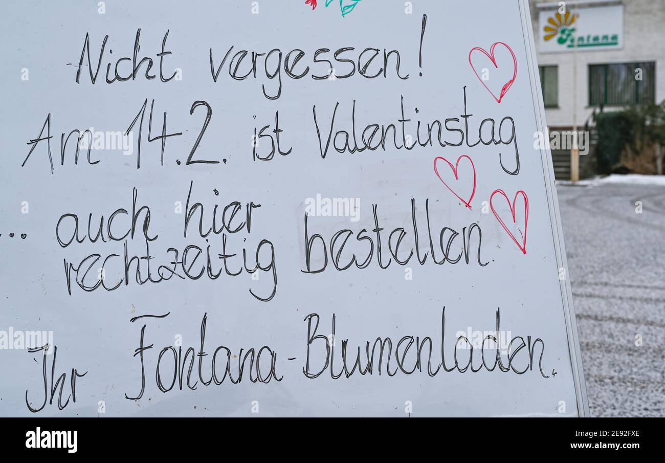 02. Februar 2021, Brandenburg, Manschnow: Auf dem Gelände der Fontana Gartenbau GmbH befindet sich ein Schild mit der Aufschrift "nicht vergessen! Am 14.02. Ist Valentinstag . auch hier rechtzeitig bestellen. Ihr Fontana-Blumengeschäft“. Mit Blumengrüßen zum Valentinstag am 14. Februar werden Gartenbaubetriebe und Blumenläden auch in Brandenburg in diesem Jahr kaum Geschäfte machen. "Wir wünschen uns, dass wir nach Februar 15 wieder normal arbeiten und unsere Waren zum Kunden bringen können", sagte K.Henschel, Präsident des Gartenbauverbandes Berlin-Brandenburg. Foto: Patrick Pleul/dpa-Zentralbild/dpa Stockfoto