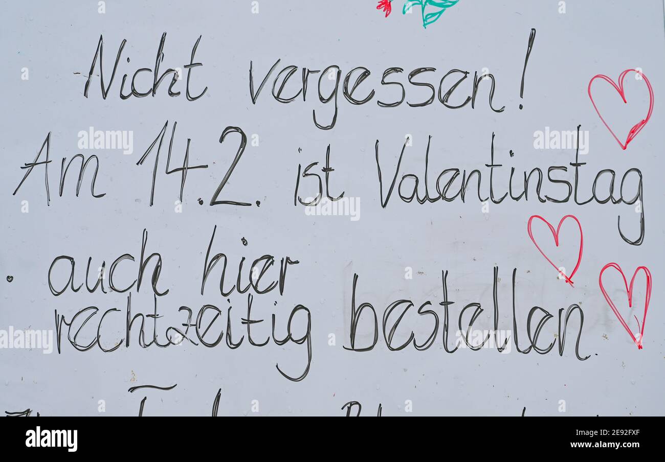02. Februar 2021, Brandenburg, Manschnow: Auf dem Gelände der Fontana Gartenbau GmbH befindet sich ein Schild mit der Aufschrift "nicht vergessen! Am 14.02. Ist Valentinstag . auch hier rechtzeitig bestellen. Ihr Fontana-Blumengeschäft“. Mit Blumengrüßen zum Valentinstag am 14. Februar werden Gartenbaubetriebe und Blumenläden auch in Brandenburg in diesem Jahr kaum Geschäfte machen. "Wir wünschen uns, dass wir nach Februar 15 wieder normal arbeiten und unsere Waren zum Kunden bringen können", sagte K.Henschel, Präsident des Gartenbauverbandes Berlin-Brandenburg. Foto: Patrick Pleul/dpa-Zentralbild/dpa Stockfoto