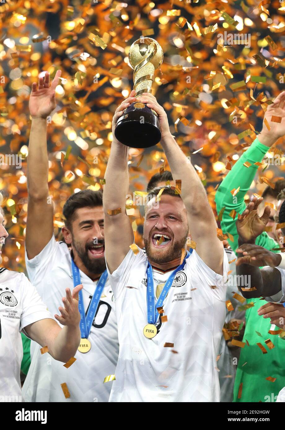 Firo 02 07 17 Fussball Fussball International Fifa Confed Cup Confederations Cup 17 Russland Russland Russland Nationalmannschaft Finale Endspiel Chi Chile Deutschland 0 1 Confed Cup Gewinner Deutschland Ger Shkodran Mustafi Confed Cup