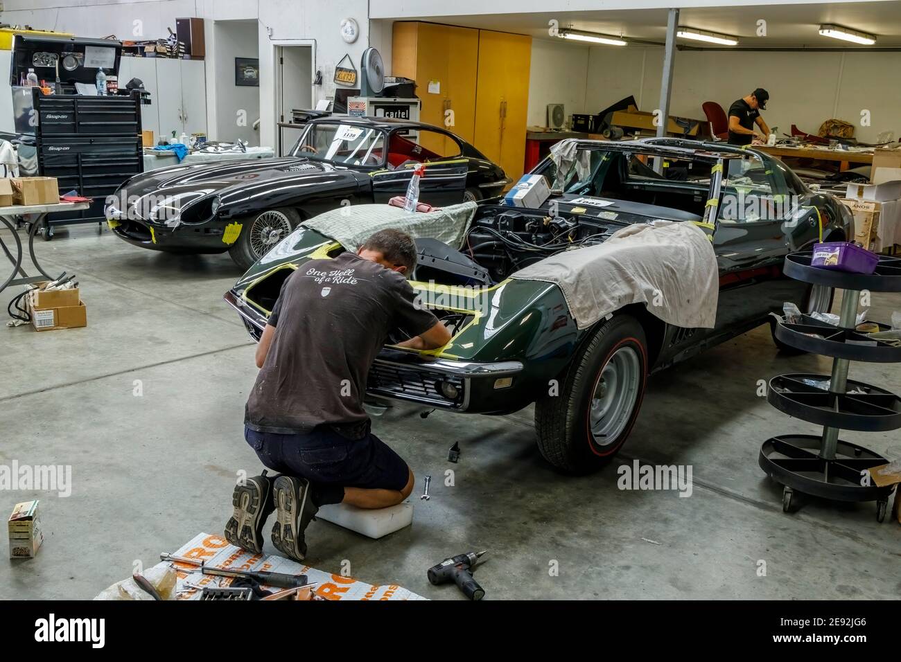 Mechaniker bei der Arbeit Renovierung und Vorbereitung von Motoren im Nelson Classic Car Museum, South Island, Neuseeland. Stockfoto