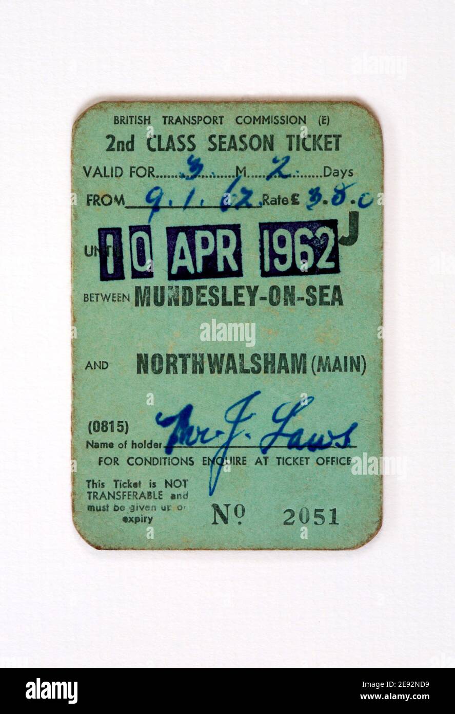 Ein 2nd Class Season Ticket, das 1962 auf der ehemaligen Nebenbahnstrecke zwischen Mundesley-on-Sea und North Walsham (Main) in North Norfolk, Großbritannien, benutzt wurde. Stockfoto