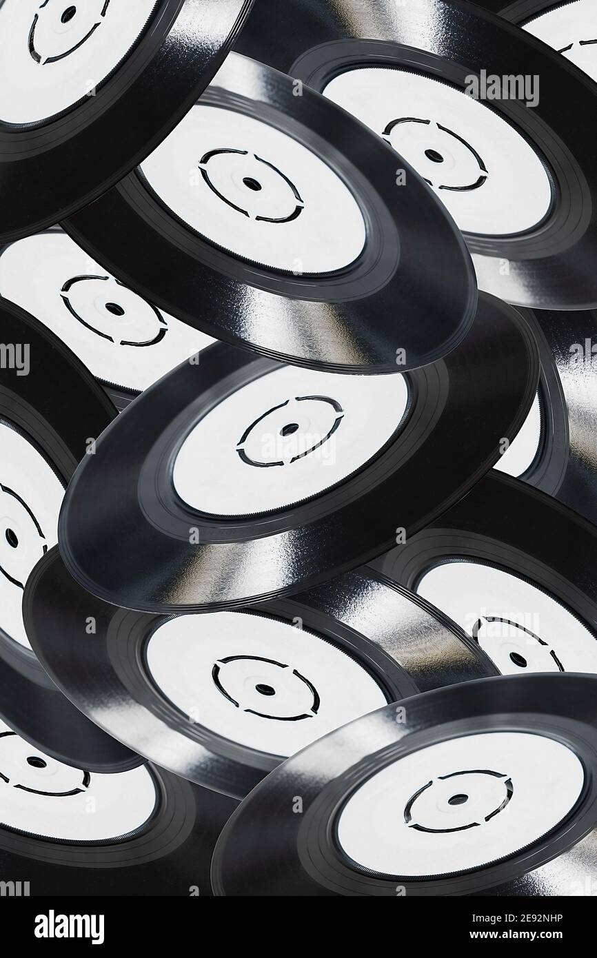 Konzeptbild von mehreren Vinyl-Schallplatten in Schwarz und Weiß, die durch die Luft fallen. Stockfoto