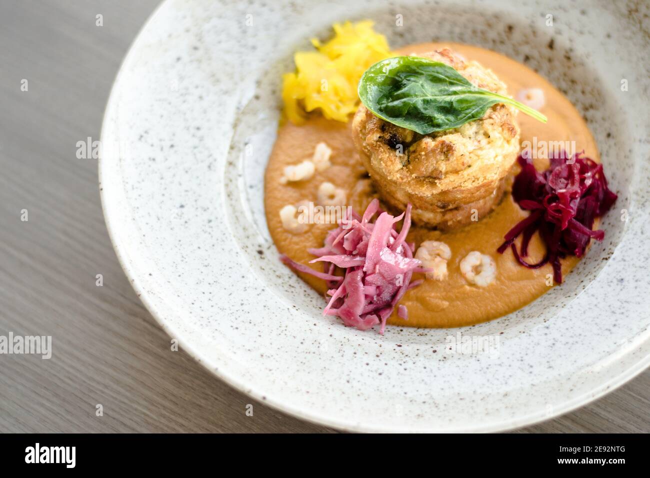 Hecht-Cutlet mit Kürbissauce und fermentierten Kohl in verschiedenen Farben in einem Restaurant Stockfoto