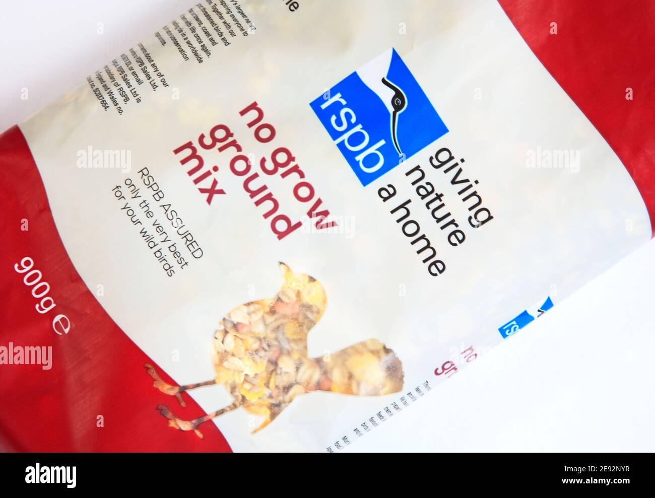 Ein 900g Beutel mit No Grow Ground Mix Wildvogelfutter für die Winterfütterung mit RSPB-Logo auf dem Paket. Stockfoto