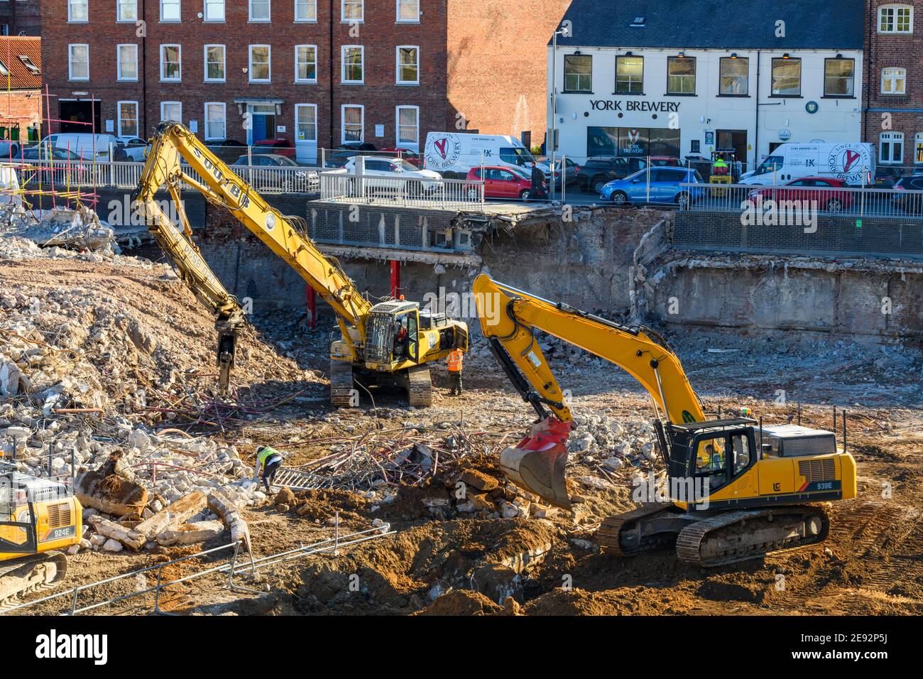 Demolition site High view (Schutt Haufen, schwere Maschinen, Bagger, Menschen arbeiten) - Hudson House, York, England, Großbritannien. Stockfoto