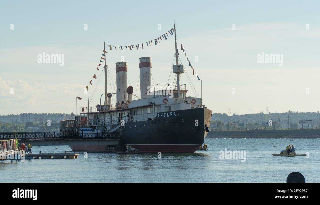 Russland, Irkutsk, August 2020: Angara ist ein Eisbrecher-Dampfer der russischen und sowjetischen Flotte, derzeit ein Museumsschiff Stockfoto