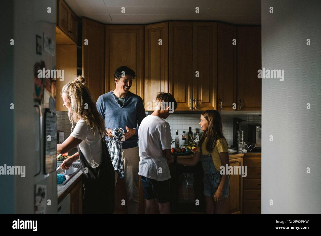 Glückliche Familie macht Aufgaben in der Küche zu Hause Stockfoto