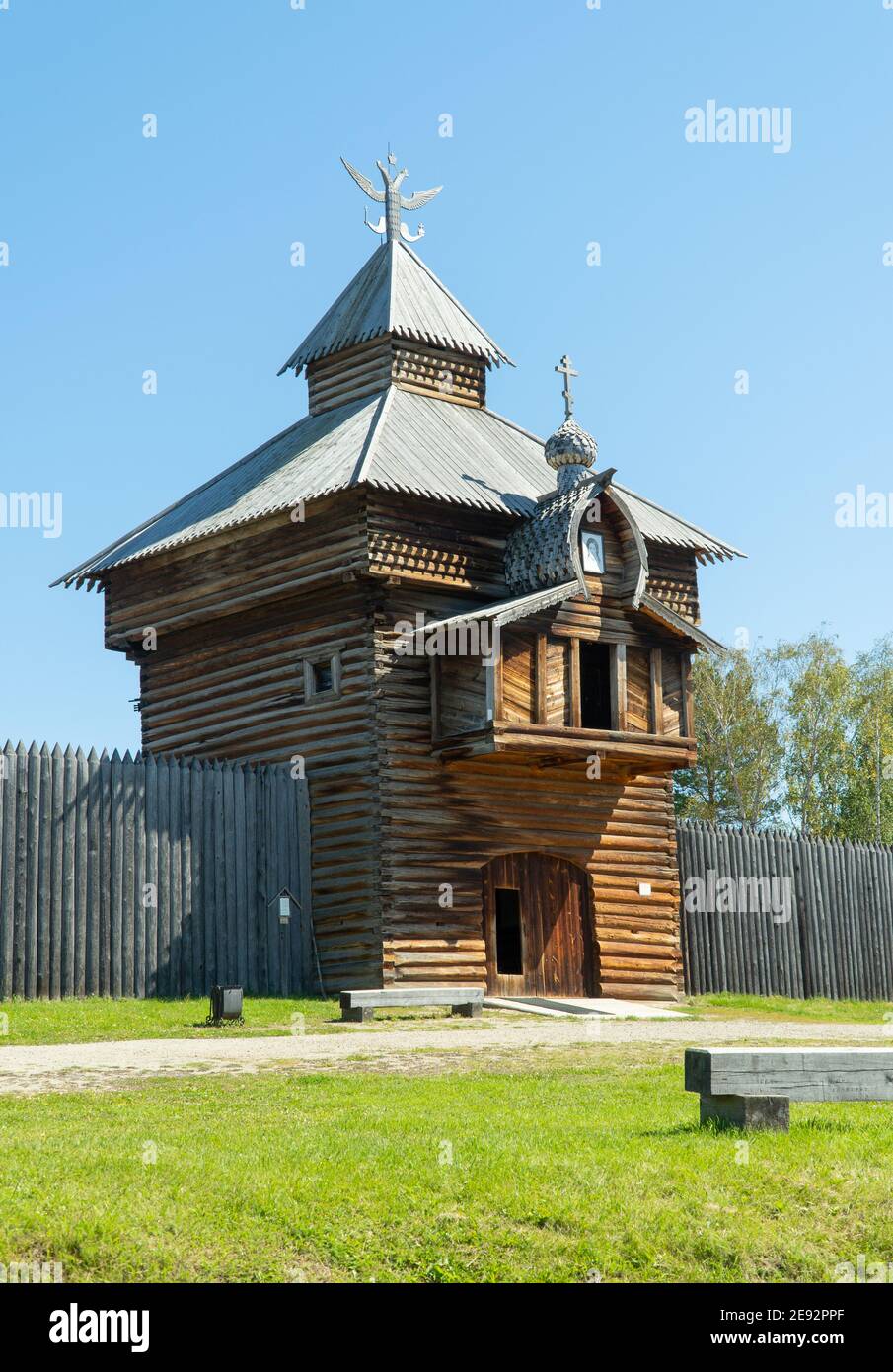 Russland, Irkutsk, August 2020: Irkutsk architektonisches und ethnographisches Museum von Taltsy. Holzturm. Stockfoto