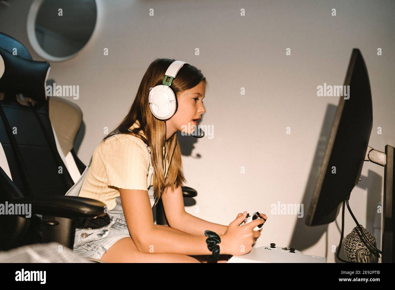 Kaukasische Mädchen spielen Videospiel im Fernsehen zu Hause Stockfoto