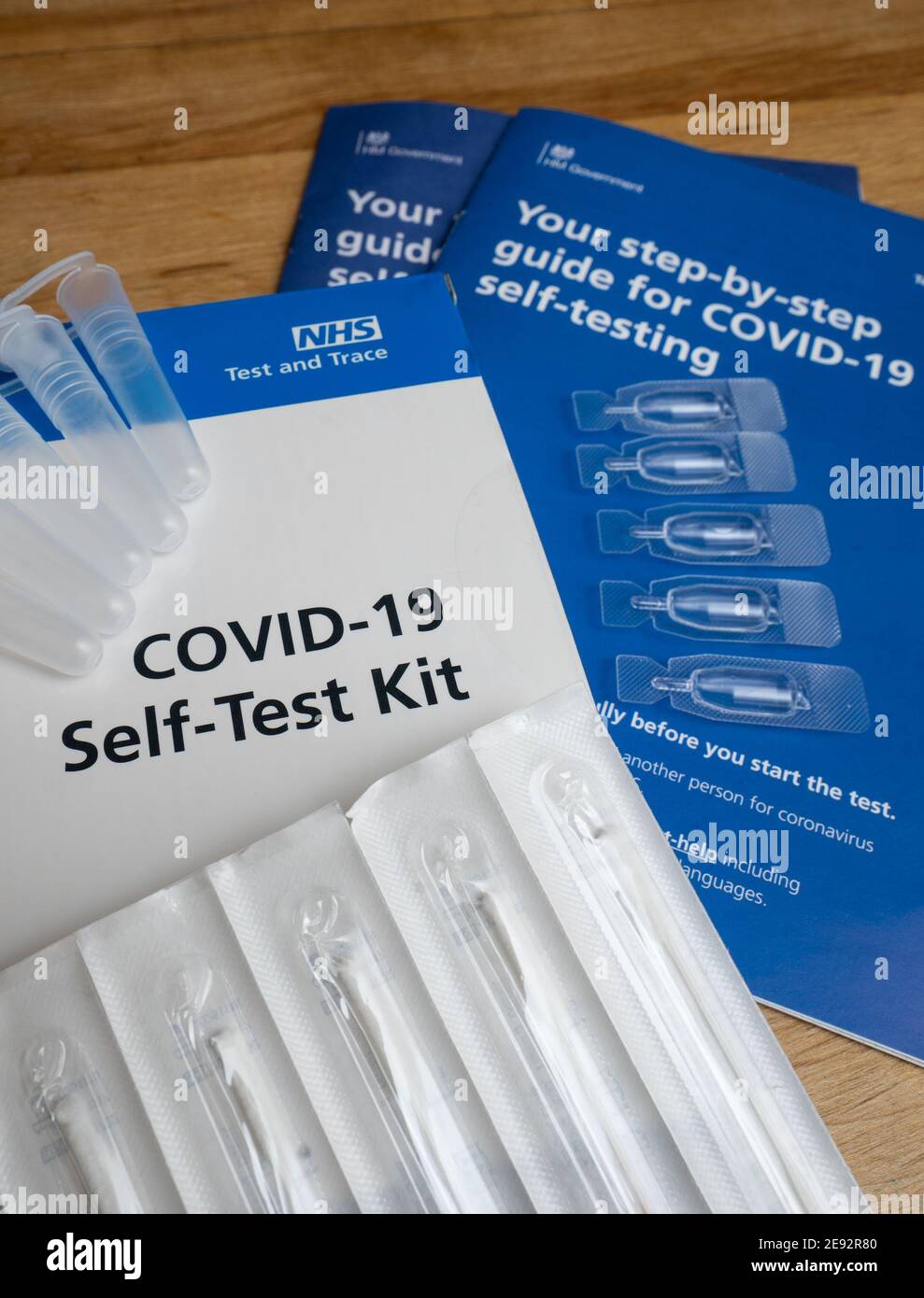 Coronavirus Pandemie close up Regierung neue Variante voll Home Test Kit von NHS nationalen Gesundheit Selbsttest Diagnose Tupfer Anweisungen Isolation Stockfoto