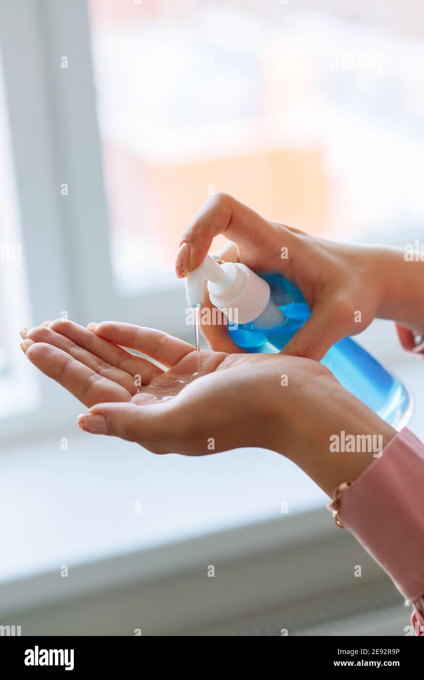 Desinfektionsmittel auf Alkoholbasis. Hand antiseptische Behandlung, Prävention von Coronavirus Stockfoto