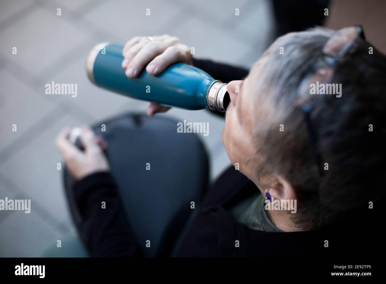 Durstige Frau, die Wasser trinkt Stockfoto