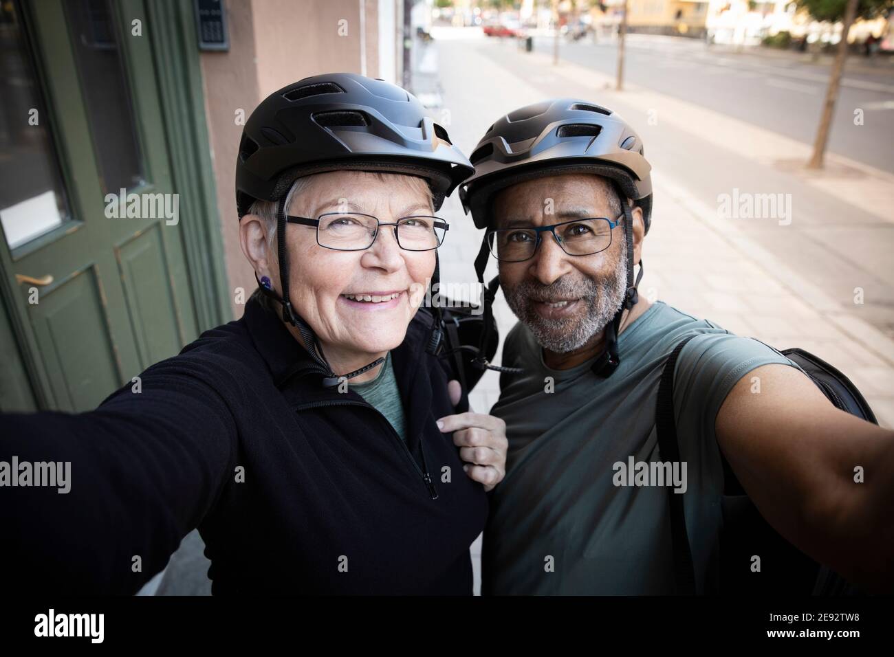Glückliches Paar, das Selfie vor dem Haus macht Stockfoto