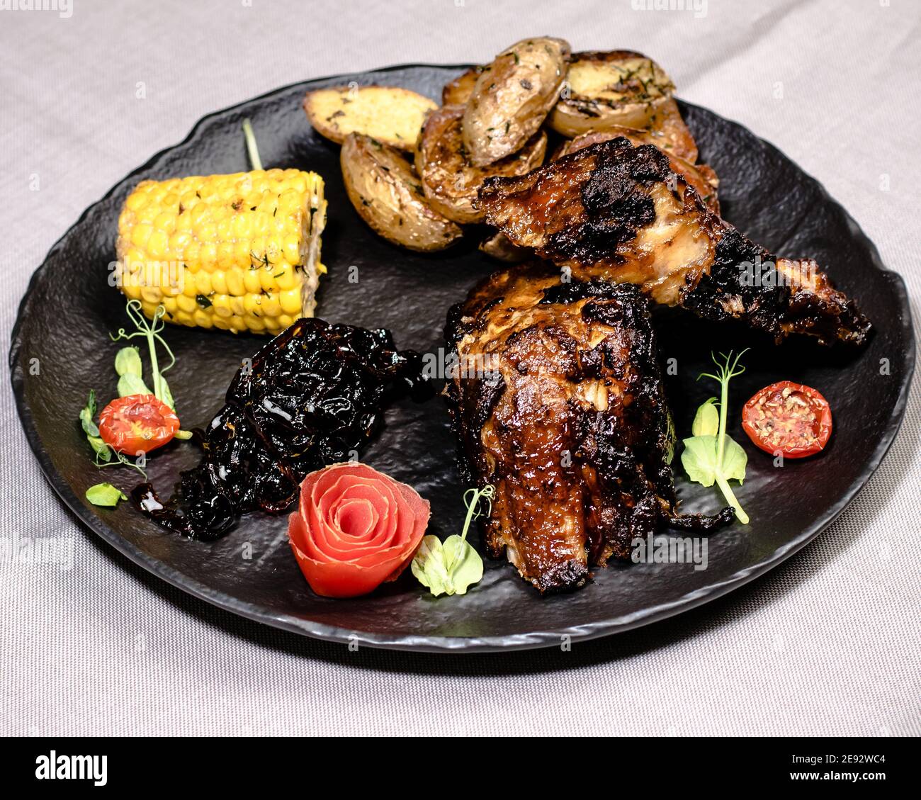 Gebratene Rippchen Hexensauce und Gemüse in einem Restaurant zubereitet  Stockfotografie - Alamy