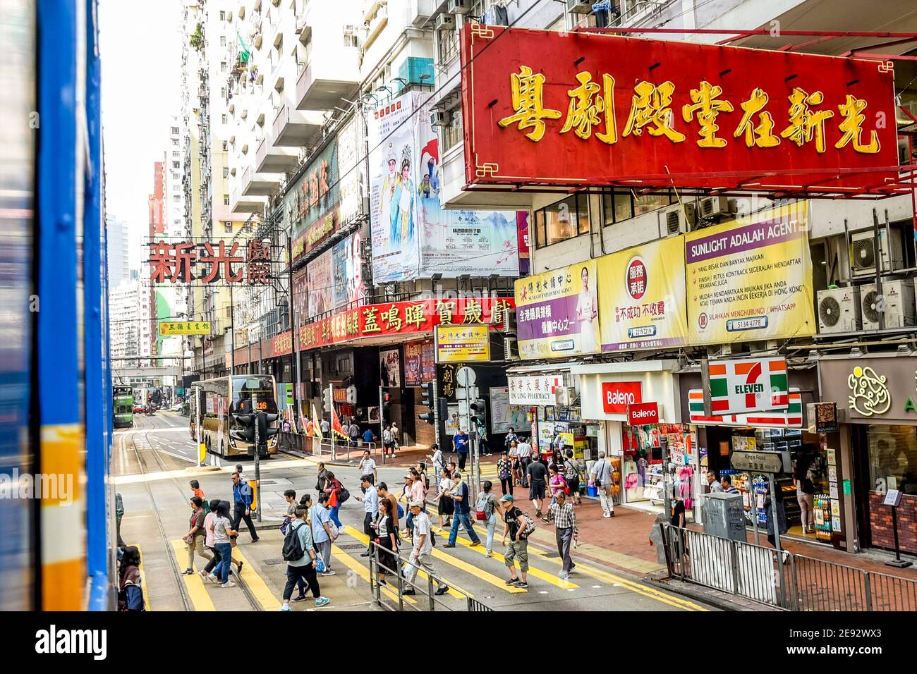 Hong Kong City Straßen, Straßenbahnen und Gelbe Linien Stockfoto