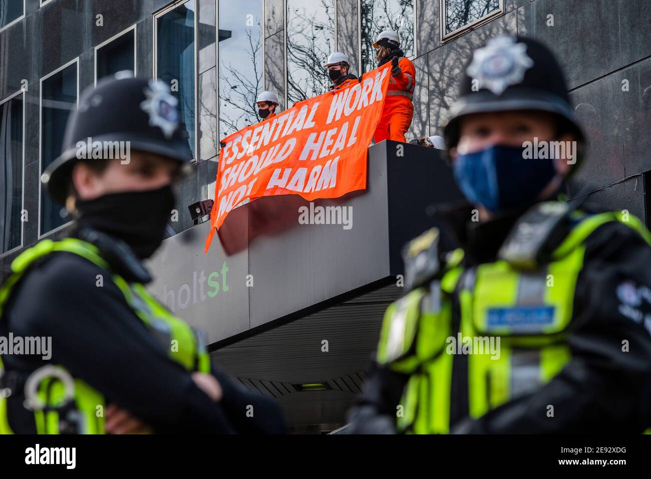 London, Großbritannien. Februar 2021. Unterstützer von Extinction Rebellion inszenieren einen mprotest auf dem Baldachin über dem Eingang zur 0ne Everrsholt Street. Das londoner Hauptquartier von HS2- Sie haben ein Banner, das besagt, dass wesentliche Arbeit sollte Heilen nicht schaden. Das Anti-HS2-Lager für die Extinktion wird weiterhin von Gerichtsvollzieher (vom National Enforcement Team, NET, einer Tochtergesellschaft der High Court Enforcement Group) auf der Euston Station geräumt (um einen temporären Parkplatz zu schaffen). Kredit: Guy Bell/Alamy Live Nachrichten Stockfoto