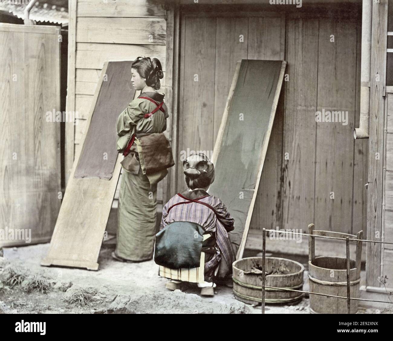 Foto aus dem späten 19. Jahrhundert - junge Frauen, die Kleidung waschen, Japan Stockfoto