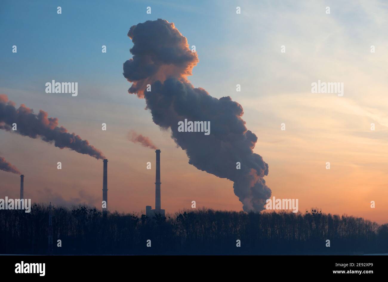 Dampf aus der Fabrik bei Sonnenaufgang im Winter Stockfoto