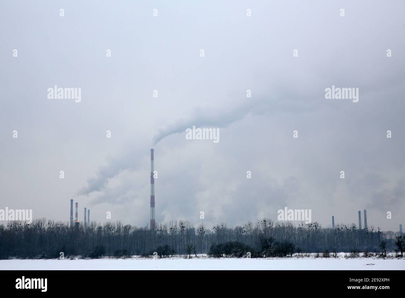 Dampf aus der Fabrik bei Sonnenaufgang im Winter Stockfoto