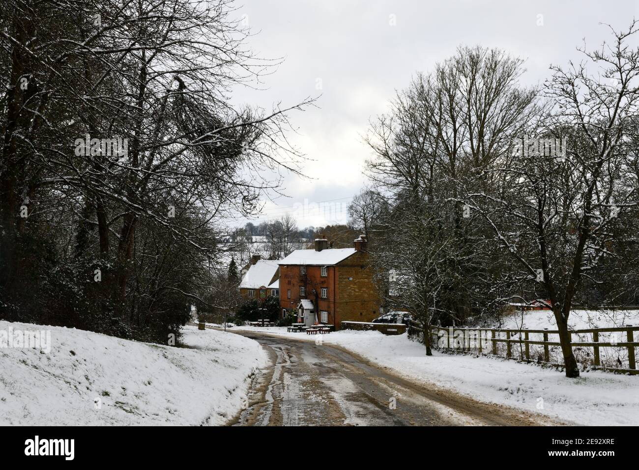 Peartree Inn Hook Norton Village mit Schneefall Stockfoto