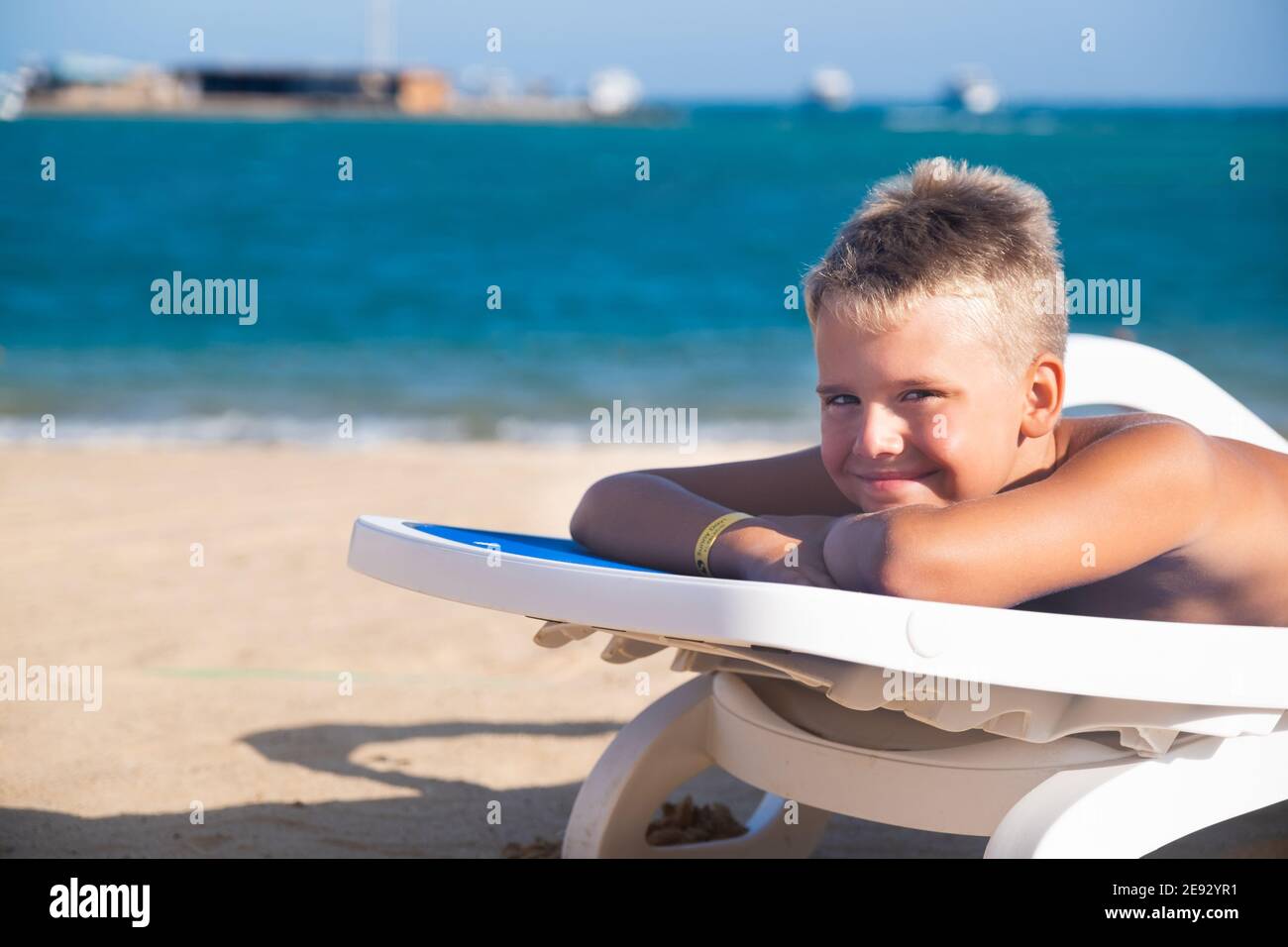 boy-lying-on-sun-lounger-fotos-und-bildmaterial-in-hoher-aufl-sung