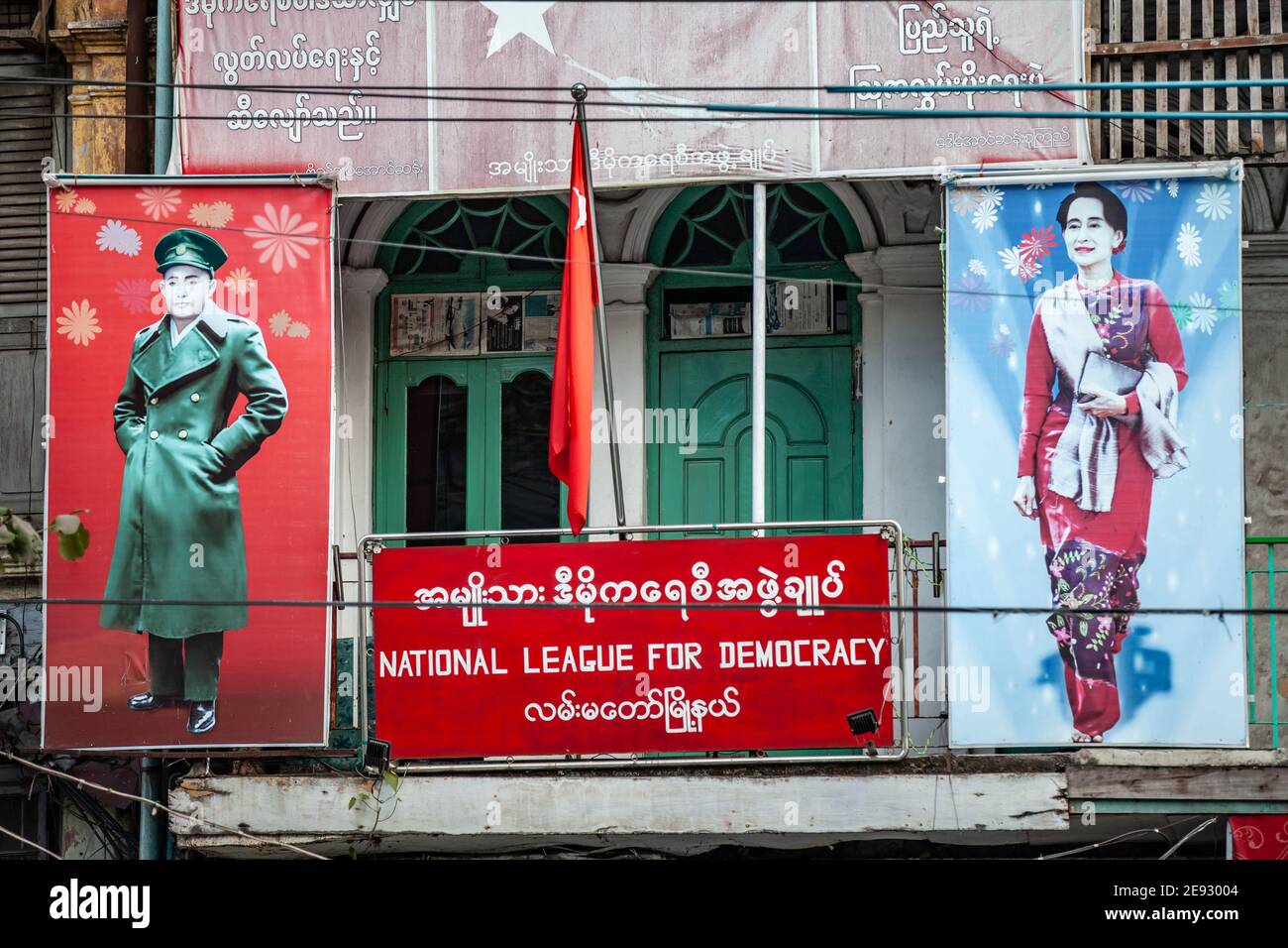 YANGON, MYANMAR - 2. JANUAR 2016: Büro der Nationalen Liga für Demokratie mit Porträts von Aung San und Aung San Suu Kyi in Yangon, Myanmar. Stockfoto