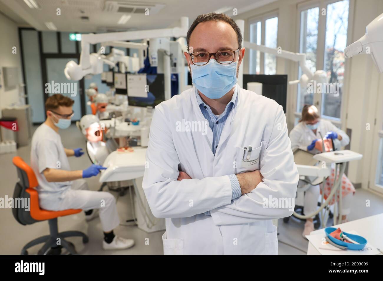 Leipzig, Deutschland. Januar 2021. Prof. Dr. Sebastian Hahnel, Dekan für Zahnmedizin an der Universität Leipzig. Sie können nicht lernen, ein Zahnarzt online zu sein. Daher sollte die Ausbildung der 274 Zahnmedizinstudenten 'am Patienten' auch in der Corona-Krise möglich bleiben. Die Laborarbeit wurde verkleinert, die Kurse geviertelt und dann halbiert. Hygienekonzepte werden ständig an die Arbeit an echten Patienten angepasst. Schließlich müssen die angehenden Zahnärzte in der Lage sein, sicher eine Füllung zu machen oder eine Krone vorzubereiten. Quelle: Jan Woitas/dpa-Zentralbild/dpa/Alamy Live News Stockfoto