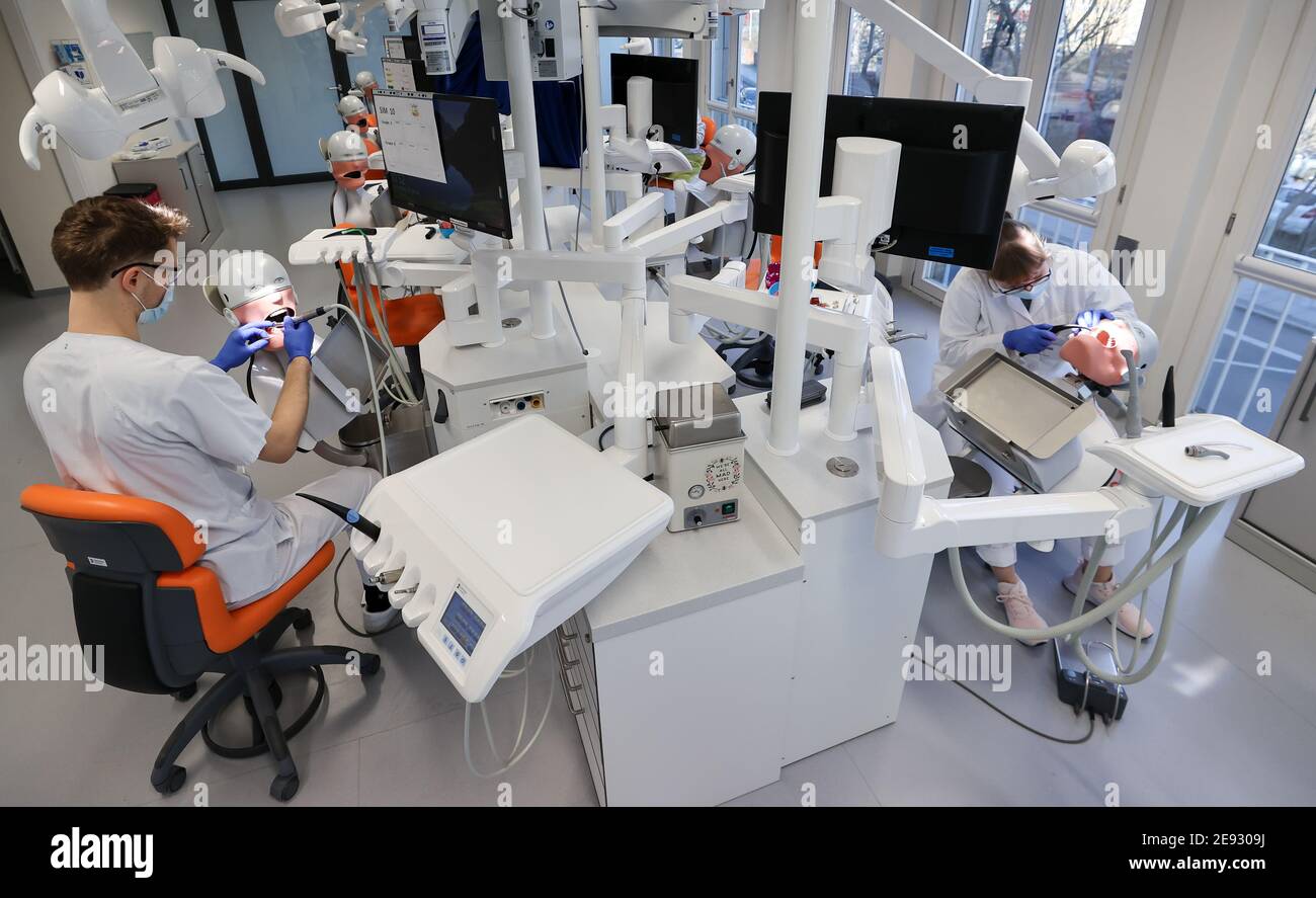 Leipzig, Deutschland. Januar 2021. Zahnmedizin-Studierende der Universität Leipzig üben sich in "Phantompatienten". Sie können nicht lernen, ein Zahnarzt online zu sein. Daher sollte die Ausbildung der 274 Zahnmedizinstudenten 'am Patienten' auch in der Corona-Krise möglich bleiben. Die Laborarbeit wurde verkleinert, die Kurse geviertelt und dann halbiert. Hygienekonzepte werden ständig an die Arbeit an echten Patienten angepasst. Schließlich müssen die angehenden Zahnärzte in der Lage sein, sicher eine Füllung zu machen oder eine Krone vorzubereiten. Quelle: Jan Woitas/dpa-Zentralbild/dpa/Alamy Live News Stockfoto
