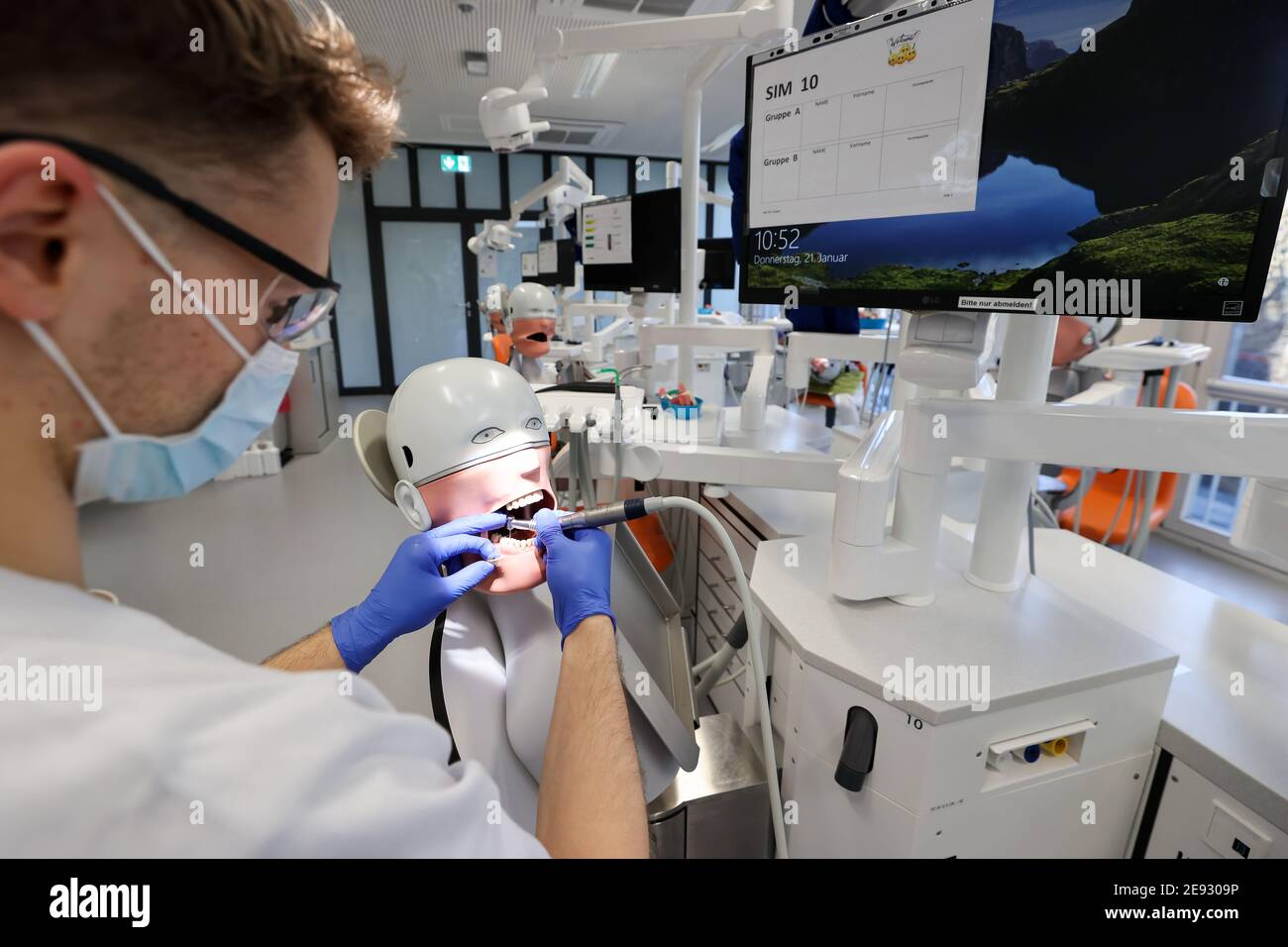 Leipzig, Deutschland. Januar 2021. Ein Student der Zahnmedizin an der Universität Leipzig praktiziert an einem 'Phantom-Patienten'. Sie können nicht lernen, ein Zahnarzt online zu sein. Deshalb sollte die Ausbildung der 274 Zahnmedizinstudenten 'am Patienten' auch in der Corona-Krise möglich bleiben. Die Laborarbeit wurde verkleinert, die Kurse geviertelt und dann halbiert. Hygienekonzepte werden ständig an die Arbeit an echten Patienten angepasst. Schließlich müssen die angehenden Zahnärzte in der Lage sein, sicher eine Füllung zu machen oder eine Krone vorzubereiten. Quelle: Jan Woitas/dpa-Zentralbild/dpa/Alamy Live News Stockfoto
