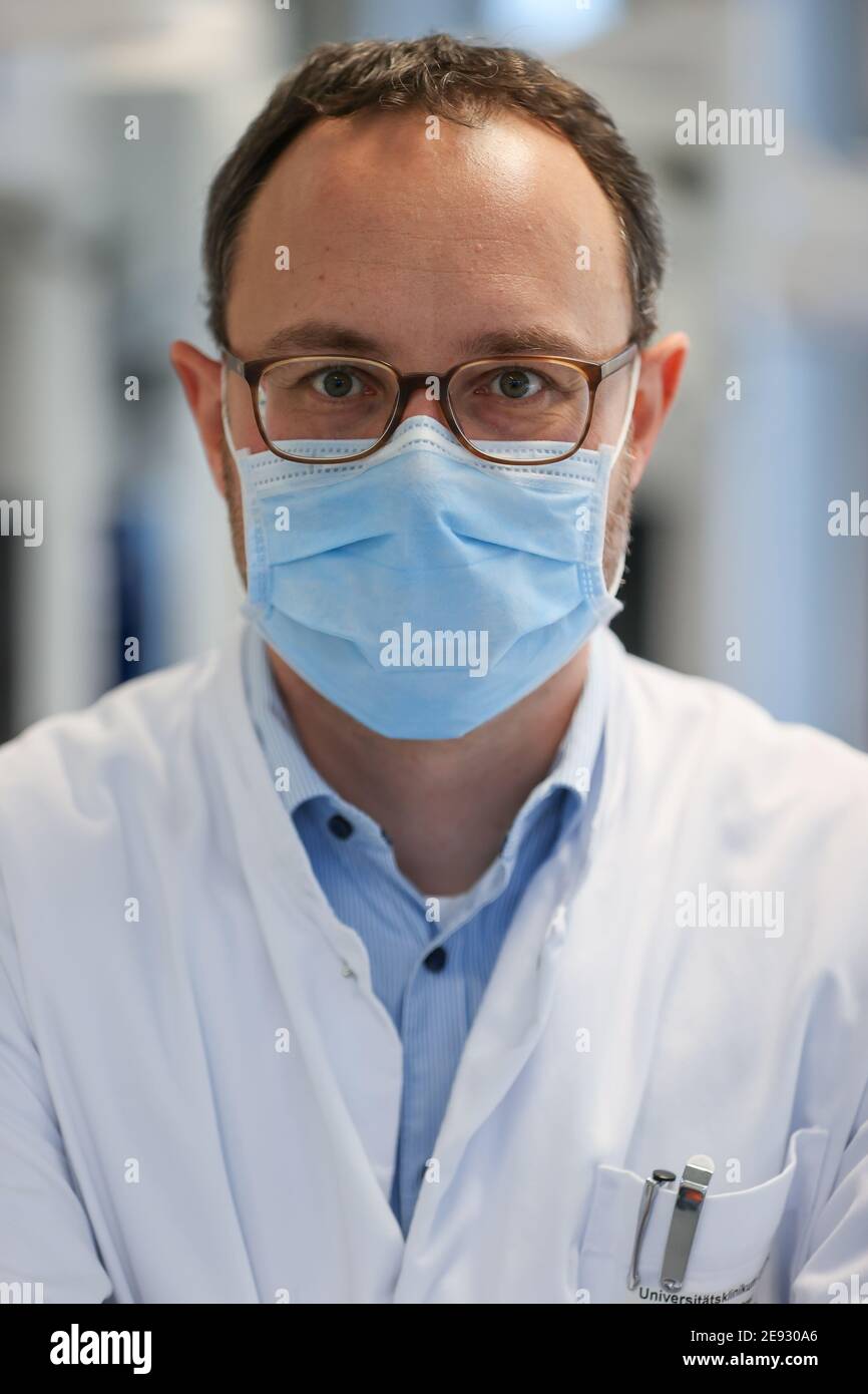 Leipzig, Deutschland. Januar 2021. Prof. Dr. Sebastian Hahnel, Dekan für Zahnmedizin an der Universität Leipzig. Sie können nicht lernen, ein Zahnarzt online zu sein. Daher sollte die Ausbildung der 274 Zahnmedizinstudenten 'am Patienten' auch in der Corona-Krise möglich bleiben. Die Laborarbeit wurde verkleinert, die Kurse geviertelt und dann halbiert. Hygienekonzepte werden ständig an die Arbeit an echten Patienten angepasst. Schließlich müssen die angehenden Zahnärzte in der Lage sein, sicher eine Füllung zu machen oder eine Krone vorzubereiten. Quelle: Jan Woitas/dpa-Zentralbild/dpa/Alamy Live News Stockfoto