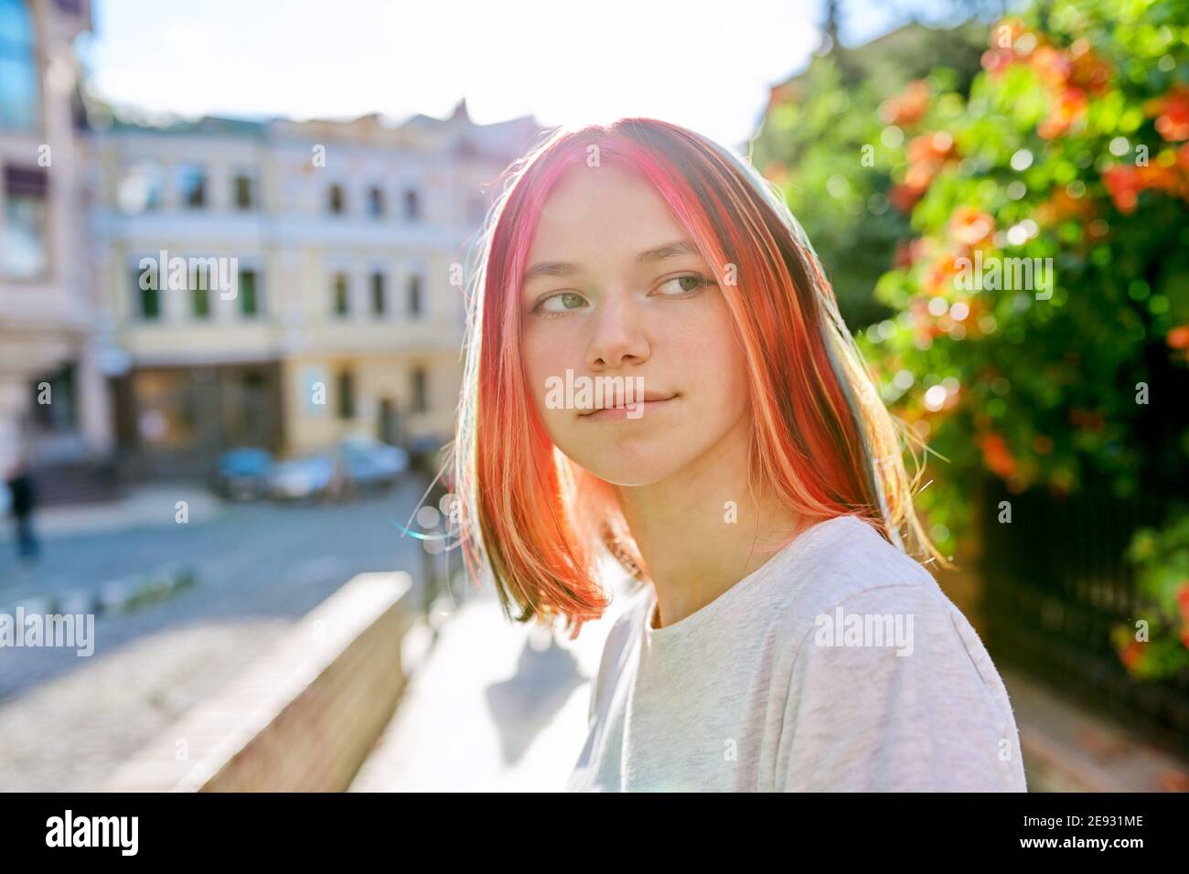 Outdoor-Porträt von Mädchen 16, 17 Jahre alt auf der Straße der sonnigen Stadt, Kopierraum Stockfoto