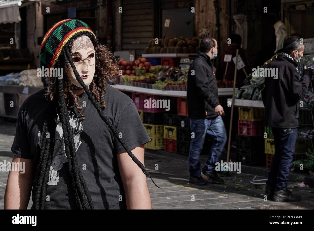 Jerusalem, Israel. Februar 2021. Ein junger Mann trägt eine alternative Coronavirus Gesichtsmaske auf Jerusalems Shuk Mahane Yehuda Markt. Kredit: Nir Alon/Alamy Live Nachrichten Stockfoto