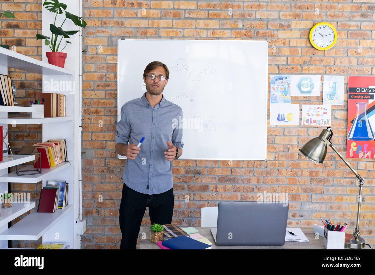 Kaukasischen männlichen Lehrer geben Online-Unterricht mit Laptop stehend sprechen Neben dem Whiteboard Stockfoto