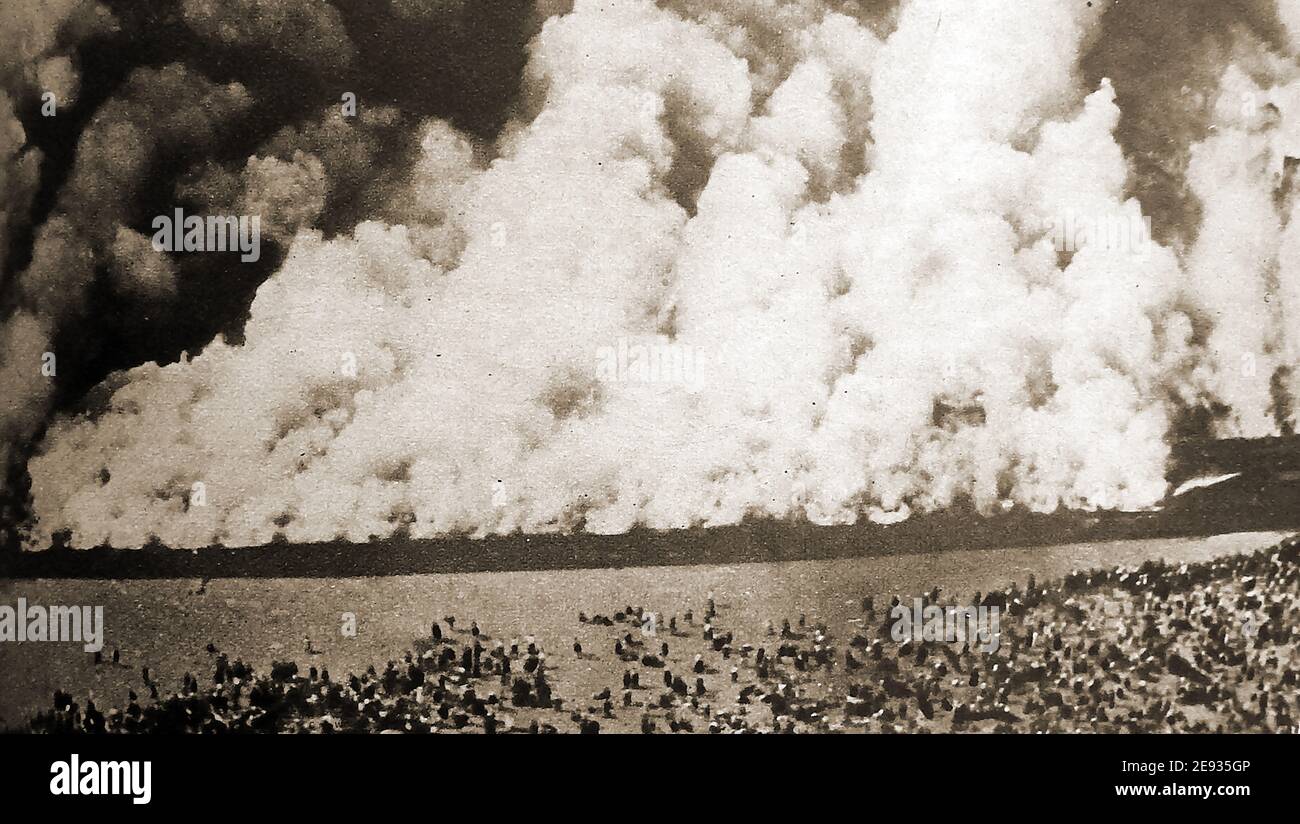 Juli 1932, Amerikas Coney Island Amusement Center wurde durch ein Feuer zerstört, wobei 30.000 Badegäste (Vordergrund) versanken. 5000 Menschen wurden obdachlos. Die sechsstündige Schlacht mit Flammen, die vier Blöcke auf dem Boardwalk zerstörten und Schäden im Wert von $5.000.000 verursachten, wurde von riesigen Menschenmengen beobachtet, als 35 Feuerwehrfirmen eintrafen, um den Brand in Winden von 40 km/h zu bekämpfen. Zwischen 1893 und 2010 sind viele große und kleine Brände ausgebrochen. Stockfoto