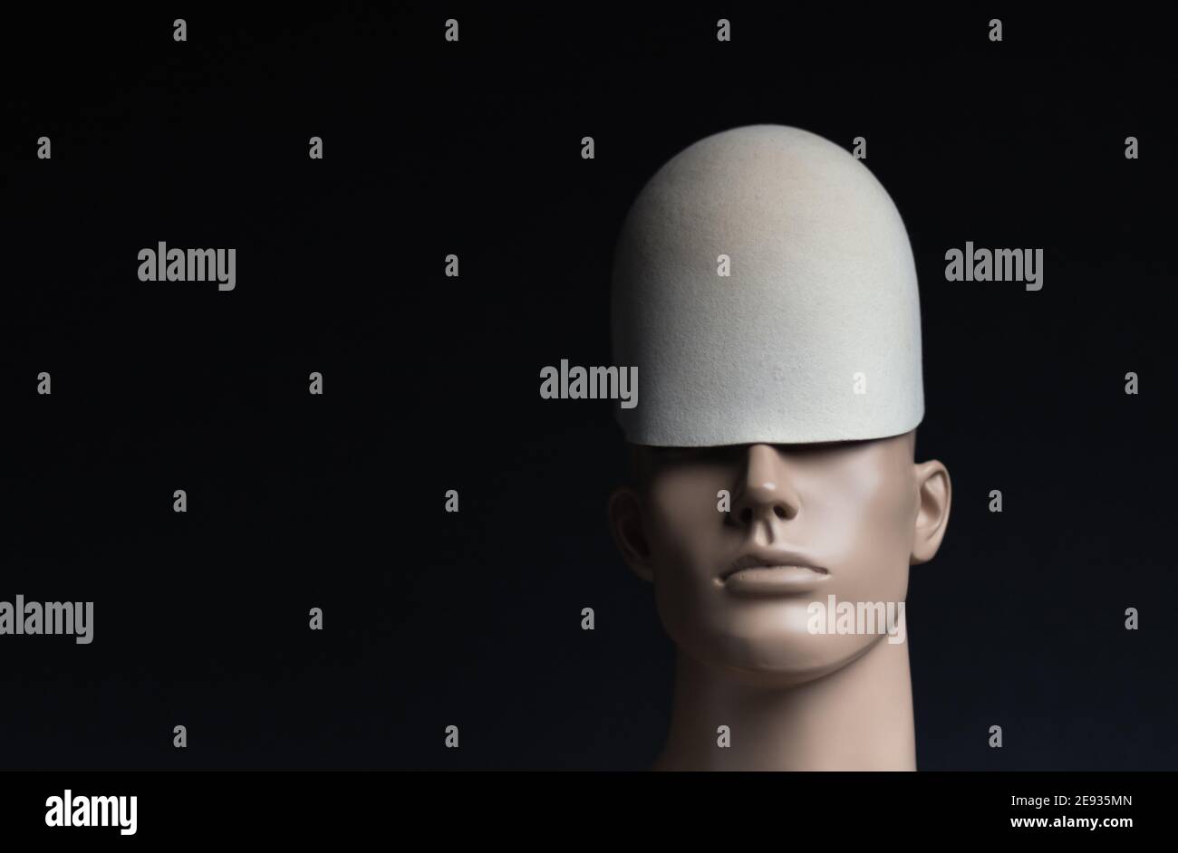 Männliche Schaufensterpuppe mit Filz albanischen Hut vor bedeckt Schwarzer Hintergrund Stockfoto