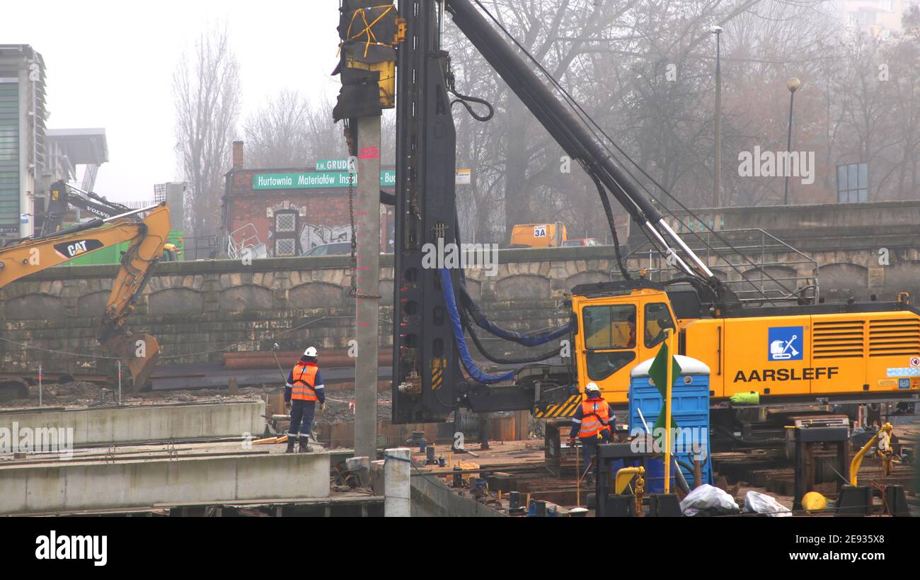 Krakau. Krakau. Polen. Einschlagstapel Fahrer an Bord der Lastkahn treibende Stapel im Boden des Flusses. Neue Brückenbaustelle. Stockfoto