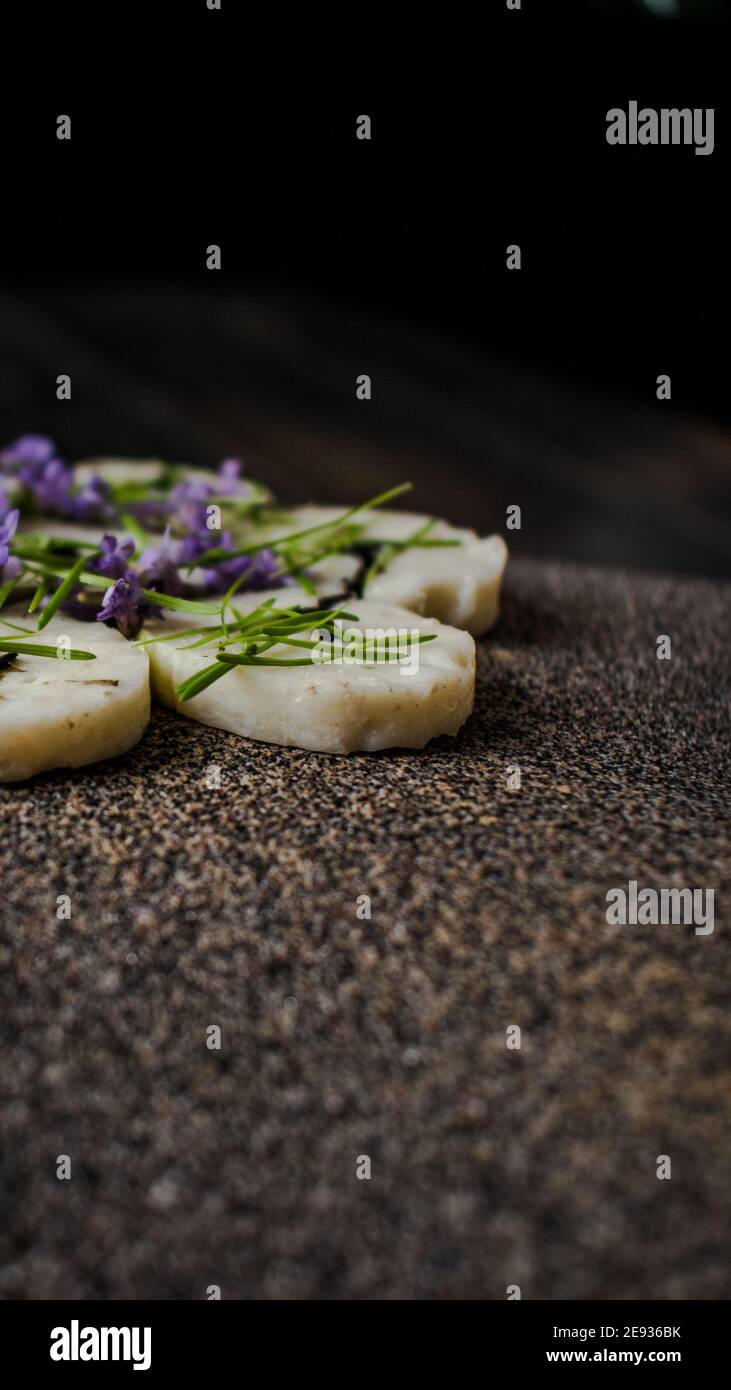 Fischroulade auf einem interessanten Teller, der mit Tannennadeln verziert ist In einem Restaurant Stockfoto